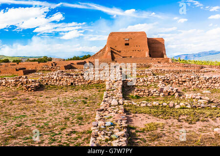 Adobe Ruinen in Pecos nationaler historischer Park in Sangre De Cristo Mountains bei Santa Fe NM uns Stockfoto