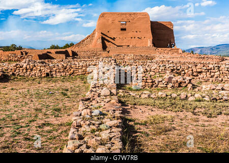 Adobe Ruinen in Pecos nationaler historischer Park in Sangre De Cristo Mountains bei Santa Fe NM uns Stockfoto