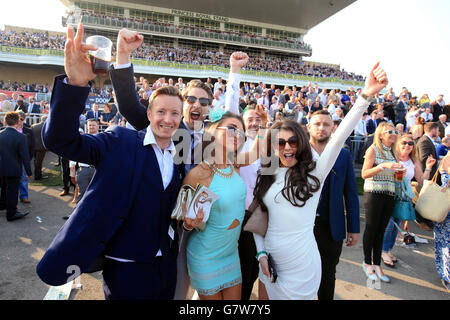 Pferderennen - Crabbies Grand National 2015 - Großer Eröffnungstag - Aintree Racecourse. Rennfahrer feiern während des Grand Opening Day des Crabbies Grand National Festivals auf der Aintree Racecourse, Liverpool. Stockfoto