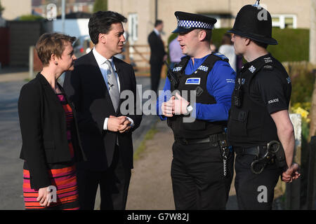 Der Gewerkschaftsführer Ed Miliband (zweiter von links) und die Schatten-Innenministerin Yvette Cooper (links) mit Polizisten der Ollerton Polizeistation während eines Spaziergangs durch New Ollerton in Nottinghamshire. Stockfoto