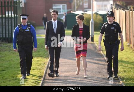 Der Arbeitsleiter Ed Miliband (zweiter von links) und die Schatten-Innenministerin Yvette Cooper (zweiter von rechts) mit Polizisten der Ollerton Polizeistation bei einem Spaziergang durch New Ollerton in Nottinghamshire. Stockfoto