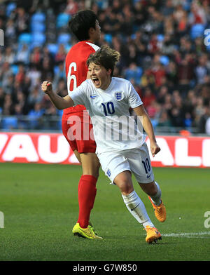 Fußball - International freundlich - England Frauen gegen China - City Football Academy Stadium. Die Engländerin Fran Kirby feiert das zweite Tor des Spiels gegen China. Stockfoto