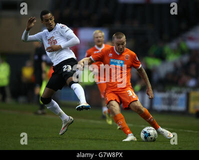 Fußball - Sky Bet Championship - Derby County / Blackpool - iPro Stadium. Tom Ince von Derby County (links) und Jamie O'Hara von Blackpool Stockfoto