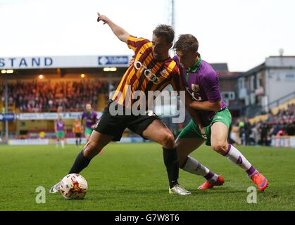 Filipe Morias von Bradford City und Joe Bryan von Bristol City (rechts) kämpfen während des Sky Bet League One-Spiels im Coral Windows Stadium in Bradford um den Ball. Stockfoto