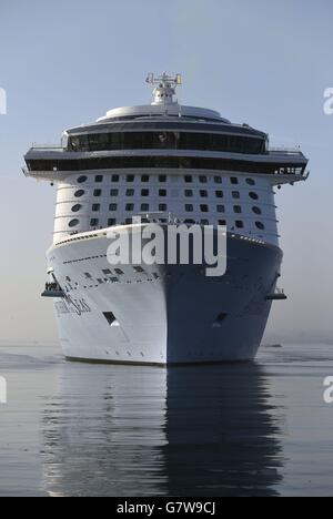 Das weltweit drittgrößte Kreuzfahrtschiff, MS Anthem of the Seas, im Besitz von Royal Caribbean, kommt vor ihrer Namenszeremonie am 20. April am Liegeplatz 101 in Southampton Docks an. Stockfoto