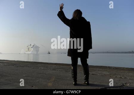 Die Patenschaft von Frau Anthem of the Seas Emma Wilby winkt dem Schiff zu, als es am 101. April vor ihrer Namenszeremonie am 20. April in den Southampton Docks ankommt. Stockfoto