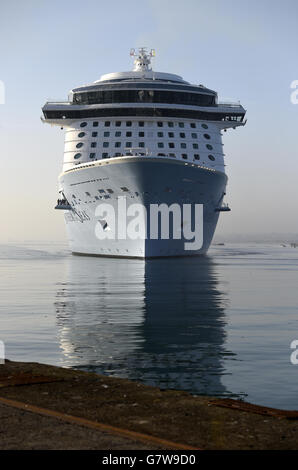 Das weltweit drittgrößte Kreuzfahrtschiff, MS Anthem of the Seas, im Besitz von Royal Caribbean, kommt vor ihrer Namenszeremonie am 20. April am Liegeplatz 101 in Southampton Docks an. Stockfoto