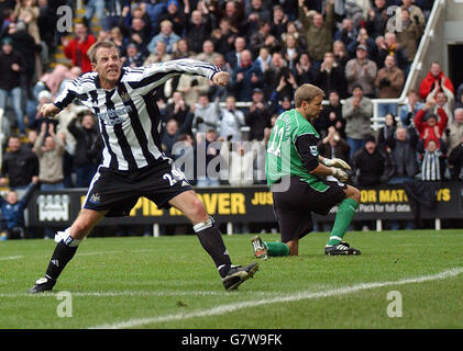 Fußball - FA Barclays Premiership - Newcastle United / Bolton Wanderers - St James' Park. Lee Bowyer von Newcastle United feiert Torreigen. Stockfoto