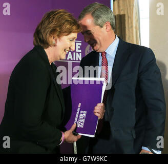 UKIP-Führer Nigel Farage mit der stellvertretenden Vorsitzenden Suzanne Evans während der Eröffnung des Parteiprogramms im Thurrock Hotel in Essex. Stockfoto