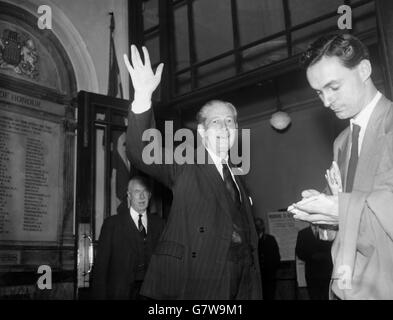 Politik - 1959 Wahlen - Harold MacMillan - Wahllokal Westminster City Hall, London Stockfoto