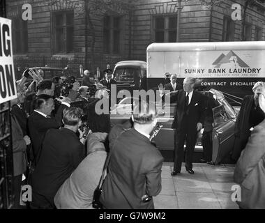 Harold MacMillan der konservative Premierminister lächelt glücklich, als er bei seiner Ankunft in der Westminster City Hall, Charing Cross Road, von einer Batterie von Pressekameras begrüßt wird, um in den Städten London und Westminster, die derzeit von den Konservativen abgehalten werden, zu wählen. Stockfoto