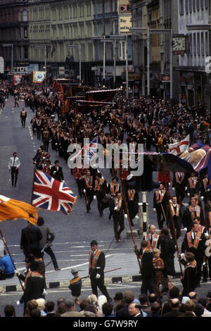 Nordirland - Battle of the Boyne Anniversary - Belfast. Orangemen marschiert durch Belfast, um an den Jahrestag der Schlacht an den Boyne zu erinnern. Stockfoto