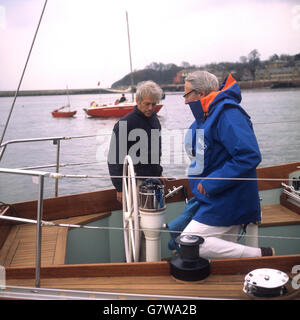 Premierminister Edward Heath (r) segelt seine neue Yacht Morning Cloud, nachdem sie von seiner Stiefmutter Mary Heath in Cowes, Isle of Wight, gestartet wurde. Stockfoto