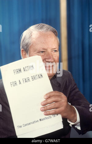 Premierminister Edward Heath bei einer Pressekonferenz zur Parlamentswahl der Konservativen Partei. Auf dem Papier, das er hält, steht "Firm Action for a Fair Britain". Stockfoto