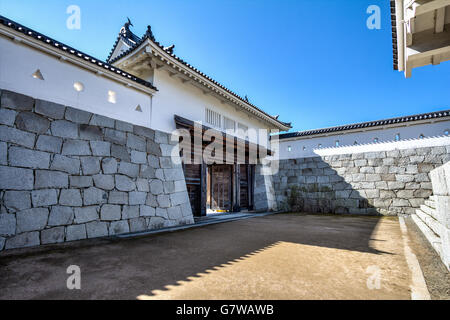 Japan, Ako Castle. Masugata Standard gateway Verbindung, die todeszone zwischen zwei Tore mit den wichtigsten yaguramon Tor, Tor mit Revolver auf. Stockfoto