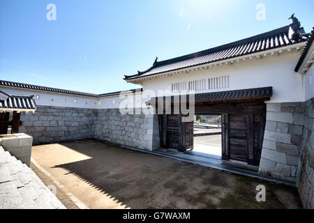 Japan, Ako Castle. Masugata Standard gateway Verbindung, die todeszone zwischen zwei Tore mit den wichtigsten yaguramon Tor, Tor mit Revolver auf. Stockfoto