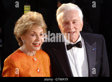 Vanity Fair Aftershow-Party - Morton's - Melrose Avenue. Schauspieler Kirk Douglas und seine Frau Anne Buydens. Stockfoto