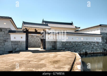 Japan, Ako Castle. Masugata double Gateway, mit dem kleinen, typischen koraimon Stil mit Tor und Wände, mit großen yaguramon Gateway hinter sich. Stockfoto