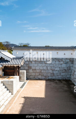 Japan, Ako Castle. Masugata Standard gateway Verbindung, die todeszone zwischen zwei Tore mit zwei Ishigaki Steinmauern umgeben. Stockfoto