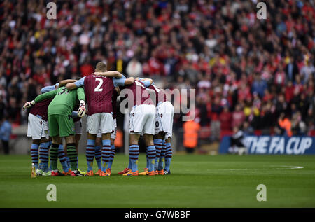 Aston Villa Spieler in einem Pre-Match huddle vor dem FA Cup Halbfinale Spiel im Wembley Stadium, London. DRÜCKEN Sie VERBANDSFOTO. Bilddatum: Sonntag, 19. April 2015. Siehe PA Geschichte FUSSBALL Villa. Bildnachweis sollte lauten: Andrew Matthews/PA Wire. Stockfoto