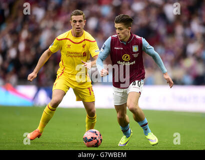 Jordan Henderson von Liverpool und Jack Grealish von Aston Villa kämpfen während des Halbfinalmatches des FA Cup im Wembley Stadium, London, um den Ball. DRÜCKEN SIE VERBANDSFOTO. Bilddatum: Sonntag, 19. April 2015. Siehe PA Story SOCCER Villa. Bildnachweis sollte lauten: Adam Davy/PA Wire. Stockfoto