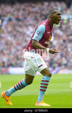 Christian Benteke von Aston Villa feiert beim Halbfinale des FA Cup im Wembley Stadium, London, das Tor seiner Spielmannschaft, das sich ausgleicht und die Torlinie auf 1:1 bringt. DRÜCKEN Sie VERBANDSFOTO. Bilddatum: Sonntag, 19. April 2015. Siehe PA Geschichte FUSSBALL Villa. Bildnachweis sollte lauten: Adam Davy/PA Wire. Stockfoto