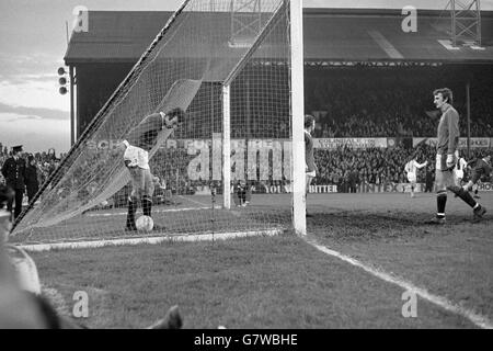 Manchester United Torwart Alex Stepney (r) sieht untröstlich an, wie Teamkollege David Sadler (l) den Ball nach Crystal Palace's drittes Tor, das von Don Rogers (r, feiert im Hintergrund) getroffen wurde, aus dem Netz holt. Stockfoto