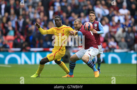 Fußball - FA Cup - Halbfinale - Aston Villa gegen Liverpool - Villa Park. Liverpools Mario Balotelli und Ron Vlaar von Aston Villa (rechts) kämpfen um den Ball Stockfoto