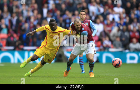 Liverpools Mario Balotelli und Ron Vlaar (rechts) von Aston Villa Für den Ball Stockfoto