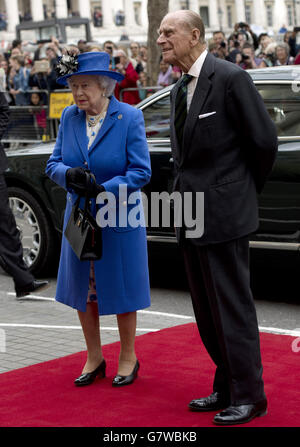 Königin Elizabeth II. Und der Herzog von Edinburgh kommen zu einem Empfang für die Calgary Highlanders, Royal Hamilton Light Infantry und Canadian Scottish Regiment im Canada House in London, das Teil der regimentsfeiern zum 100. Jahrestag der Schlachten des Ersten Weltkriegs ist. Stockfoto