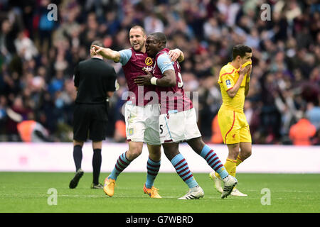 Ron Vlaar und Jores Okore von Aston Villa feiern den Sieg am Ende des Halbfinalmatches des FA Cup im Wembley Stadium, London. DRÜCKEN SIE VERBANDSFOTO. Bilddatum: Sonntag, 19. April 2015. Siehe PA Story SOCCER Villa. Bildnachweis sollte lauten: Adam Davy/PA Wire. Stockfoto