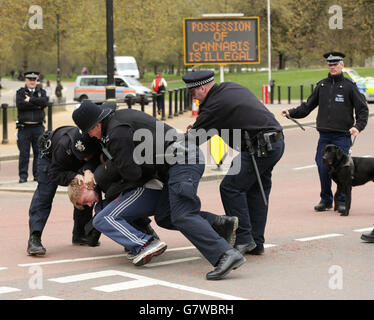 Die Polizei verbietet einen Mann am Eingang zum Hyde Park im Zentrum von London während einer „420-Feier“-Veranstaltung für Cannabis, die von NORML-UK, einer Gruppe, die die britischen Cannabisgesetze reformieren will, organisiert wurde - bei Speakers' Corner. Stockfoto