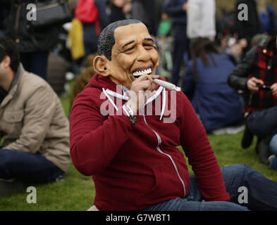 Ein Mann, der eine Maske von Präsident Obama trägt und einen riesigen Spliff hält, nimmt an einer „420-Feier“-Pro-Cannabis-Veranstaltung Teil - organisiert von NORML-UK, einer Gruppe, die die britischen Cannabisgesetze reformieren will - bei Speakers' Corner im Hyde Park im Zentrum von London. Stockfoto