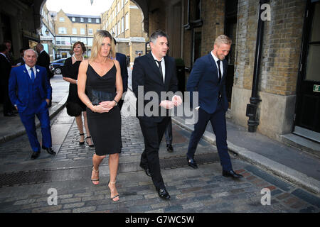 Kasper Schmeichel (ganz rechts) kommt bei den Football League Awards 2015 in der Londoner Brauerei an. Stockfoto