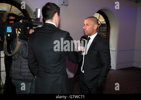 Kevin Phillips (rechts) wird bei den Football League Awards 2015 in der Brauerei in London interviewt. Stockfoto