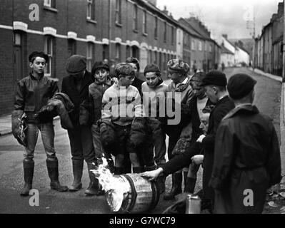 Tar Barrel Burning Ceremony - Ottery St Mary's. Jungs auf der Straße. Stockfoto
