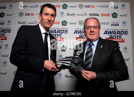 Chris Dignan von Preston North End und Chief Executive John Kay (rechts) mit dem Goal of the Year Award während der Football League Awards 2015 in der Brauerei in London. Stockfoto