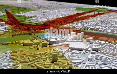 Detailansicht, Westminster Palace (links) und das Coca Cola London Eye, Teil eines interaktiven Londoner Modells, in den NLA-Galerien im Zentrum Londons. Stockfoto