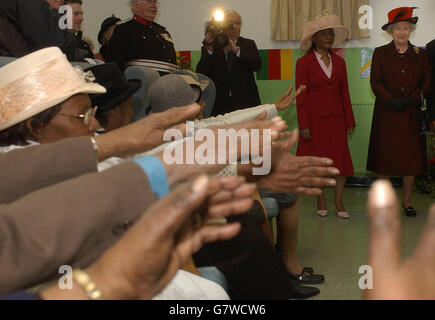 Die britische Königin Elizabeth II. Trifft sich mit Mitgliedern des "New Testament Assembly Project", um karibisches Kunsthandwerk und Kochen in der Kirche und im Gemeindezentrum zu sehen. Stockfoto