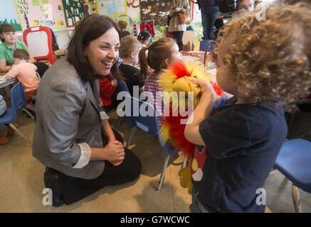 Schottische Labour-Partei-Parlamentskandidatin für Edinburgh Eastern Kezia Dugdale während der Einführung des Frauenprogramms der Partei im Coconut Corner Nursery in Glasgow. Stockfoto