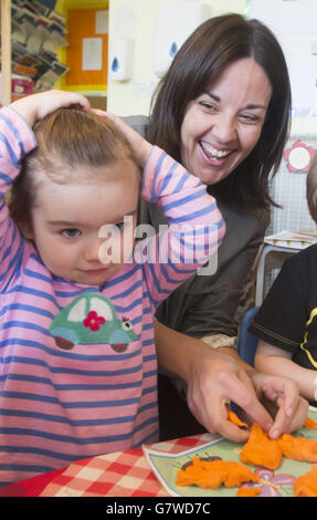 Schottische Labour-Partei-Parlamentskandidatin für Edinburgh Eastern Kezia Dugdale während der Einführung des Frauenprogramms der Partei im Coconut Corner Nursery in Glasgow. Stockfoto