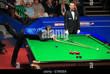 Matthew Stevens in Aktion gegen Mark Williams während des fünften Tages der Betfred World Championships im Crucible Theatre, Sheffield. Stockfoto