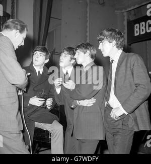 Die Beatles wurden während einer Pause bei der Aufnahme der BBC-Radiosendung „Easy Beat“ interviewt. (l-r) Paul McCartney, John Lennon, Ringo Starr und George Harrison. Stockfoto