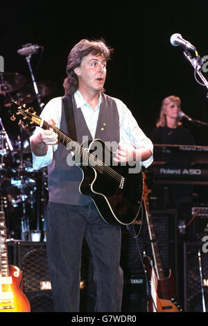 Ex-Beatle Sir Paul McCartney, Frau Linda im Hintergrund, Proben für seine bevorstehende Welttournee im Play House Theatre, London. Stockfoto