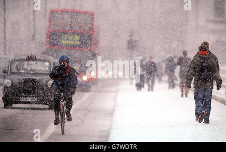 Winterwetter 2005 - Waterloo Bridge, London. Pendler auf der Waterloo Bridge im Zentrum von London. Stockfoto