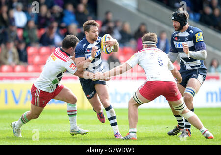 Sale Sharks' Danny Cipriani wird von Harlequins Dave ward (links) und Jack Clifford (rechts) während des Aviva Premiership Spiels im AJ Bell Stadium, Sale, getackt. Stockfoto