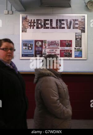 Fußball - Barclays Premier League - Burnley / Leicester City - Turf Moor. Fans kommen beim Spiel der Barclays Premier League in Turf Moor, Burnley, an einem #BELIEVE-Schild vorbei. Stockfoto