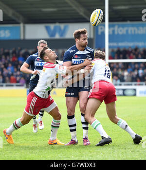 Sale Sharks' Danny Cipriani wird von Harlequins Danny Care (links) und Nick Evans (rechts) während des Aviva Premiership Spiels im AJ Bell Stadium, Sale, getackt. Stockfoto