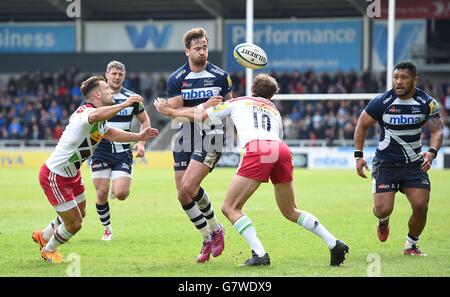 Sale Sharks' Danny Cipriani wird von Harlequins Danny Care (links) und Nick Evans (rechts) während des Aviva Premiership Spiels im AJ Bell Stadium, Sale, getackt. Stockfoto