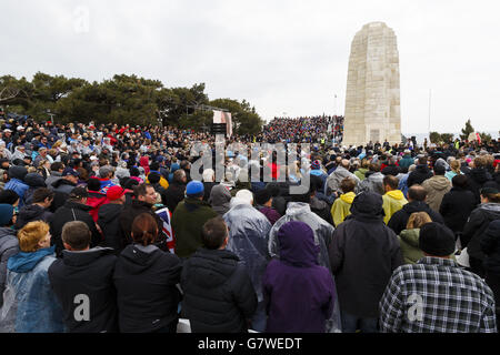 Im Rahmen der gedenkfeiern zum 100. Jahrestag der zum Scheitern verurteilten Gallipoli-Kampagne versammeln sich beim New Zealand Memorial Service in Chunuk Bair, Eceabat, Türkei Menschenmassen. Stockfoto